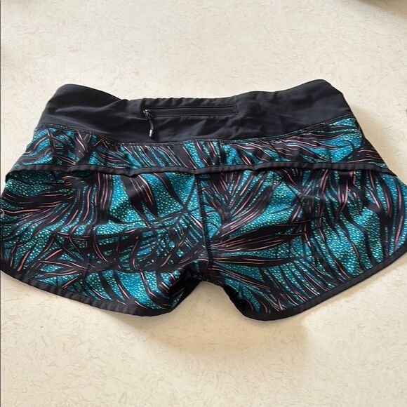 Lululemon tropical Patterned Shorts Sz 4 EUC - Picture 2 of 5